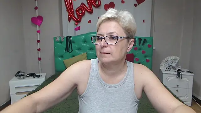 Snapshot of EmiliaGree chatting on 10-12-25, 05:09 EmiliaGree online show from 10-12-25, 05:09