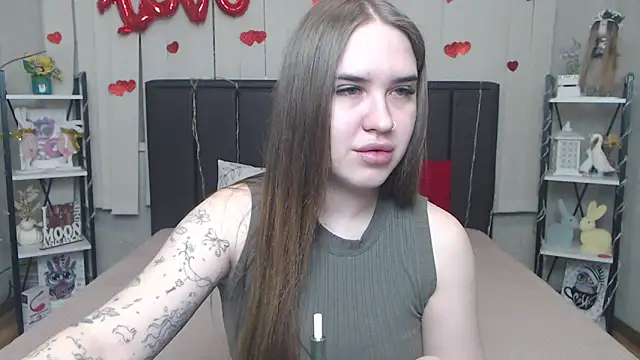LauraHlot online show from 04-12-26, 05:49