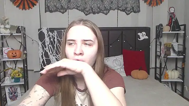 LauraHlot online show from 10-30-25, 06:16