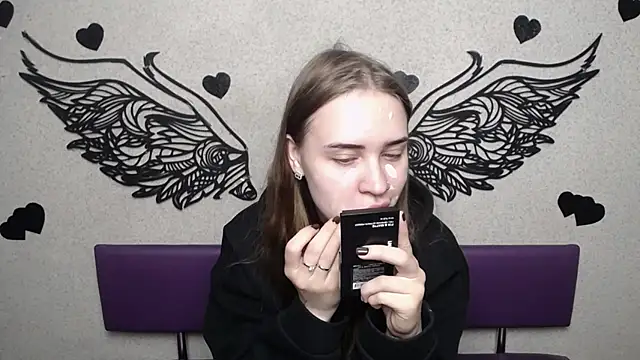 LauraHlot online show from 10-04-25, 05:53