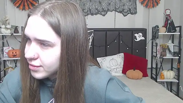 LauraHlot online show from 10-29-25, 06:40