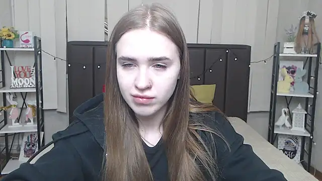 LauraHlot online show from 10-18-25, 05:31