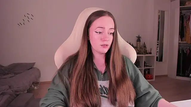 WalkingGirl online show from 11-28-25, 08:09