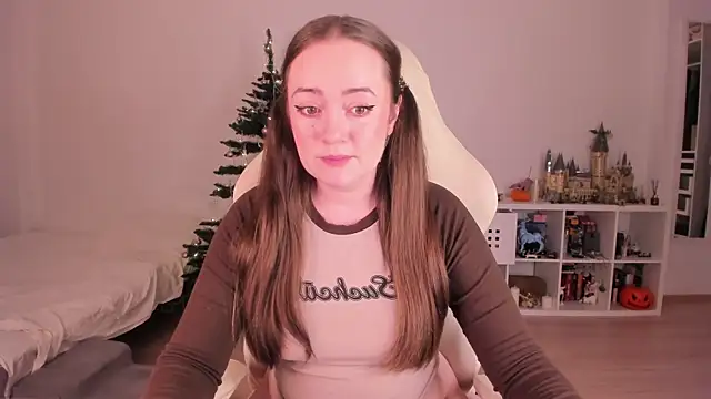 WalkingGirl online show from 12-17-25, 01:43