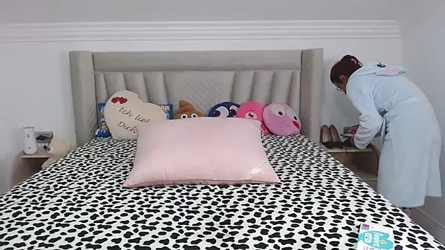 CatWoman0001 online show from 11-30-25, 10:32