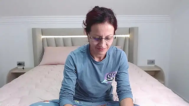 Snapshot of CatWoman0001 chatting on 10-18-25, 06:32 CatWoman0001 online show from 10-18-25, 06:32