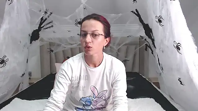 Snapshot of CatWoman0001 chatting on 10-24-25, 05:12 CatWoman0001 online show from 10-24-25, 05:12