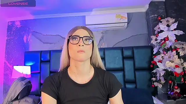 Snapshot of JESSI_NAOMI chatting on 12-29-24, 03:54 JESSI NAOMI online show from 12-29-24, 03:54