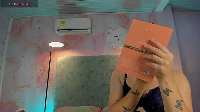 JESSI NAOMI online show from 12-19-25, 11:07