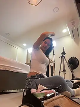 ariel jonees online show from 11-05-25, 04:54