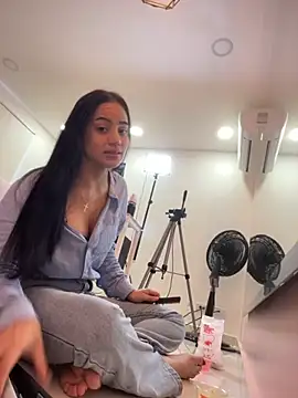 ariel jonees online show from 11-24-25, 05:13