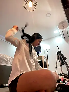 ariel jonees online show from 10-31-25, 04:36