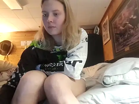 Snapshot of Ryan_and_Aurora chatting on 01-07-26, 02:38 Ryan and Aurora online show from 01-07-26, 02:38