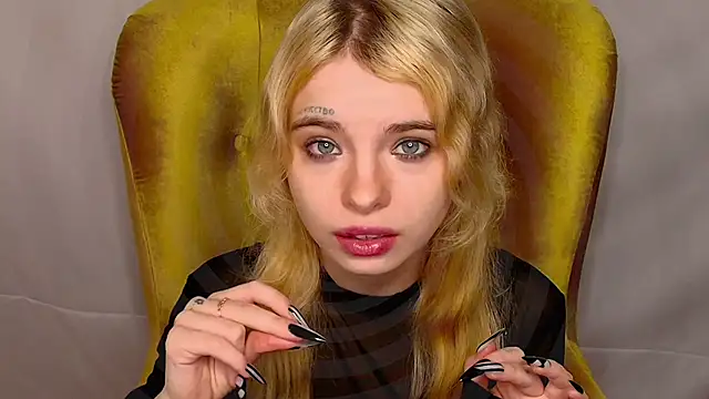 Snapshot of MisssLola chatting on 10-26-25, 02:06 MisssLola online show from 10-26-25, 02:06