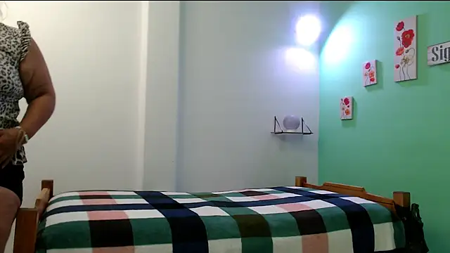 Snapshot of evaleribigtits18 chatting on 02-06-26, 01:23 evaleribigtits18 online show from 02-06-26, 01:23