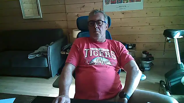 Snapshot of lelohop chatting on 10-16-25, 11:51 lelohop online show from 10-16-25, 11:51