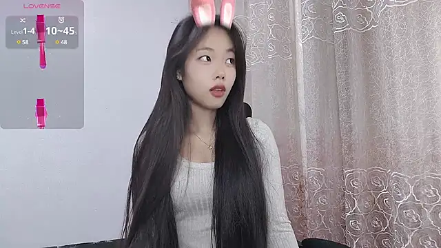 Snapshot of Lvy--v chatting on 03-05-25, 10:54 Lvy--v online show from 03-05-25, 10:54