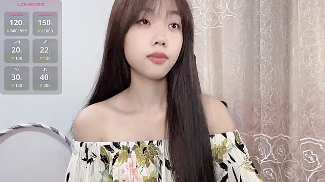 Snapshot of Lvy--v chatting on 10-06-25, 10:43 Lvy--v online show from 10-06-25, 10:43