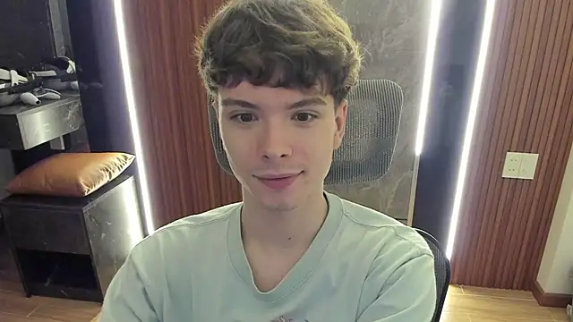 Snapshot of calvin_love_you chatting on 06-30-26, 02:17 calvin love you online show from 06-30-26, 02:17
