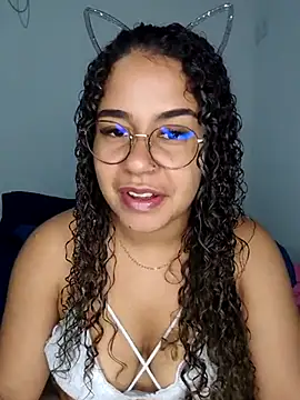 VitoriaFernandes online show from 03-22-25, 08:59