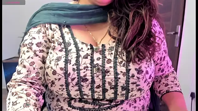 Snapshot of Gulabi_Queen chatting on 03-17-25, 12:57 Gulabi Queen online show from 03-17-25, 12:57