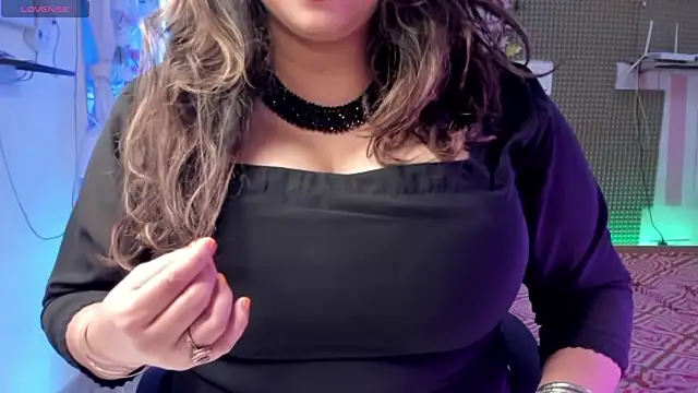 Snapshot of Gulabi_Queen chatting on 02-19-25, 03:49 Gulabi Queen online show from 02-19-25, 03:49