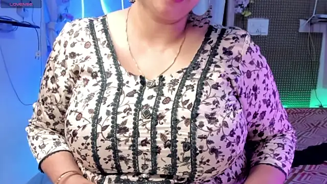 Snapshot of Gulabi_Queen chatting on 03-04-25, 11:19 Gulabi Queen online show from 03-04-25, 11:19