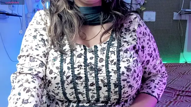 Snapshot of Gulabi_Queen chatting on 03-04-25, 08:13 Gulabi Queen online show from 03-04-25, 08:13