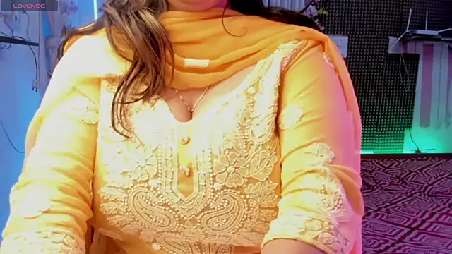 Snapshot of Gulabi_Queen chatting on 02-06-25, 01:54 Gulabi Queen online show from 02-06-25, 01:54