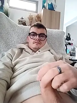 Snapshot of GLouglou19 chatting on 11-02-25, 04:01 GLouglou19 online show from 11-02-25, 04:01