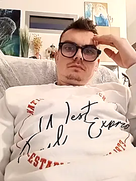 Snapshot of GLouglou19 chatting on 01-09-26, 05:20 GLouglou19 online show from 01-09-26, 05:20