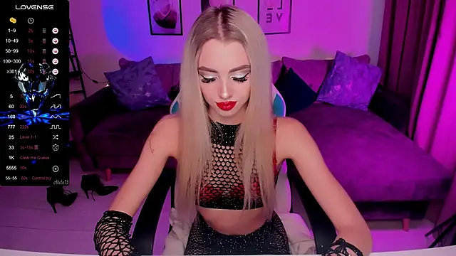 Snapshot of Emilia_Klar chatting on 10-13-25, 03:02 Emilia Klar online show from 10-13-25, 03:02