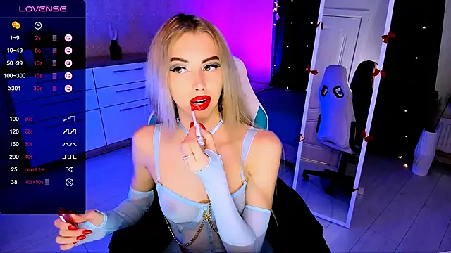 Snapshot of Emilia_Klar chatting on 03-13-25, 02:44 Emilia Klar online show from 03-13-25, 02:44