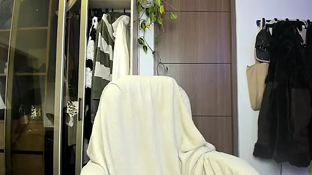 Snapshot of santy-kitty chatting on 02-27-25, 06:57 santy-kitty online show from 02-27-25, 06:57