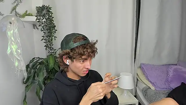 santy-kitty online show from 12-18-25, 03:55