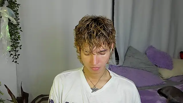Snapshot of santy-kitty chatting on 10-04-25, 02:35 santy-kitty online show from 10-04-25, 02:35