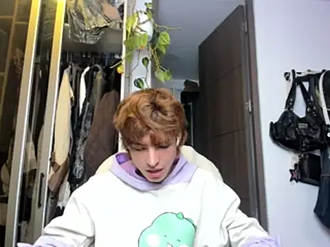Snapshot of santy-kitty chatting on 02-04-25, 01:23 santy-kitty online show from 02-04-25, 01:23