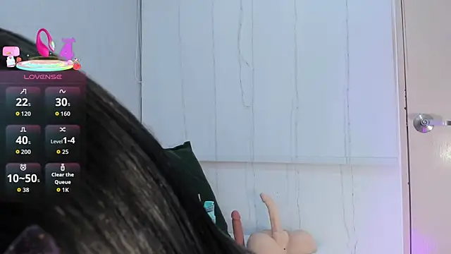 Isaa Queen online show from 10-20-25, 07:03