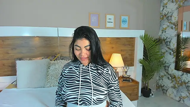 Snapshot of EmaBakker chatting on 03-05-25, 12:00 EmaBakker online show from 03-05-25, 12:00