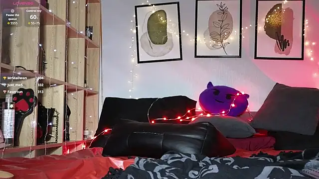 Snapshot of Devil_s_bride chatting on 10-12-25, 06:31 Devil s bride online show from 10-12-25, 06:31