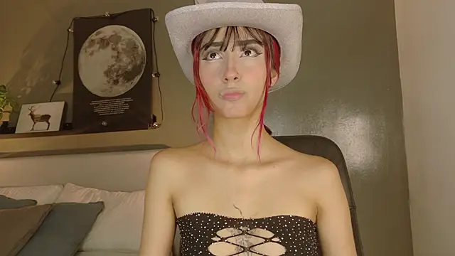 ParisFox  online show from 10-28-25, 07:46