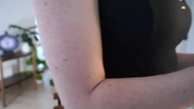 EsmaCrumbley online show from 11-20-25, 04:13