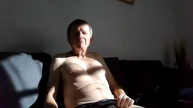 Snapshot of naturiste974 chatting on 10-13-25, 02:29 naturiste974 online show from 10-13-25, 02:29