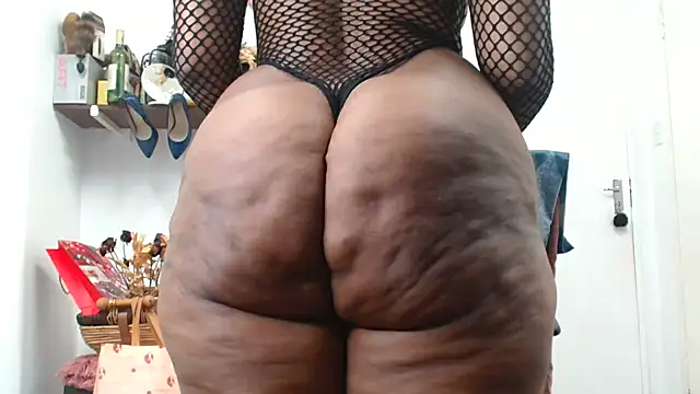 Snapshot of xTALLSEXYBUMx chatting on 05-27-26, 04:31 xTALLSEXYBUMx online show from 05-27-26, 04:31