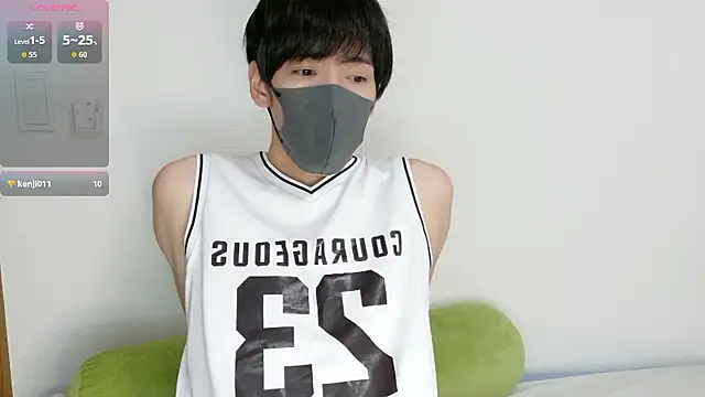 Snapshot of itsme_LEON chatting on 10-05-25, 01:13 itsme LEON online show from 10-05-25, 01:13