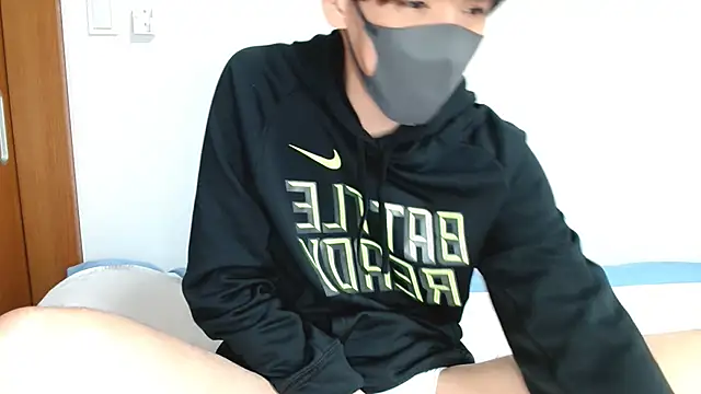 Snapshot of itsme_LEON chatting on 03-17-25, 04:11 itsme LEON online show from 03-17-25, 04:11