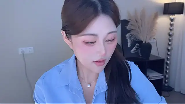 Strawberrybabyy1 online show from 10-28-25, 03:11