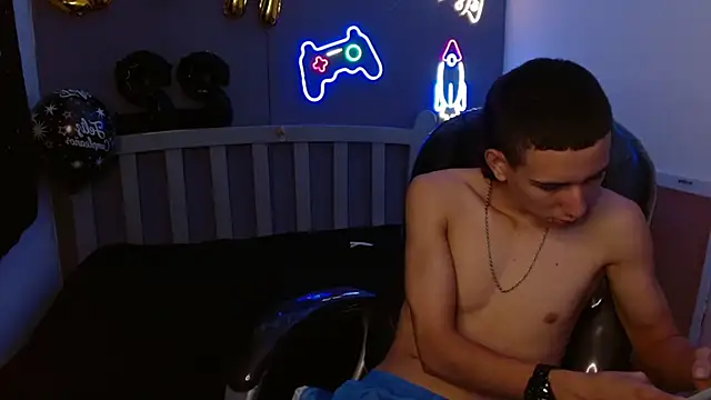 Snapshot of JackSwan18 chatting on 01-04-25, 04:11 JackSwan18 online show from 01-04-25, 04:11