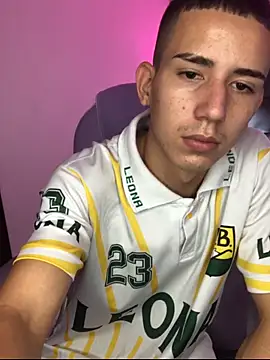 Snapshot of JackSwan18 chatting on 10-10-25, 03:18 JackSwan18 online show from 10-10-25, 03:18