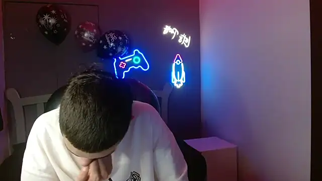 Snapshot of JackSwan18 chatting on 01-06-25, 12:46 JackSwan18 online show from 01-06-25, 12:46